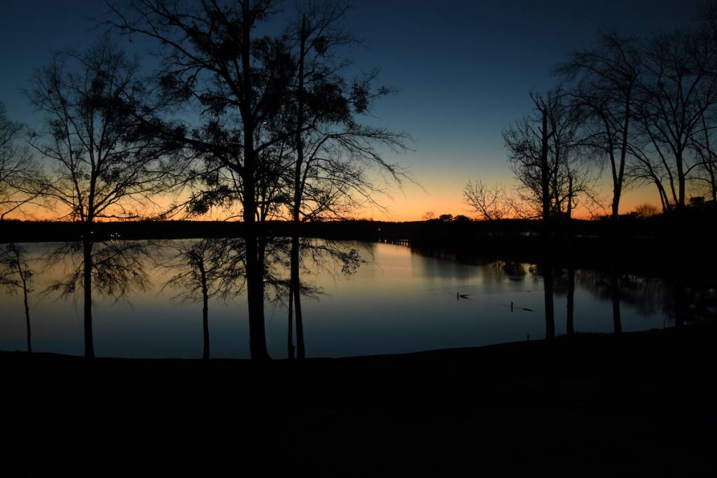 Puesta de sol en el lago Oconee, Georgia, en enero