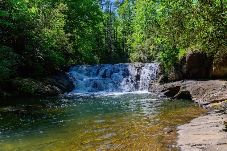 Las cataratas inferiores de Dick’s Creek Falls, cerca de Clayton, Georgia.