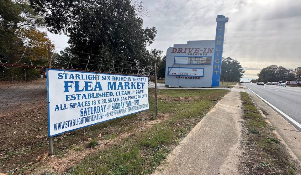 El último autocine que queda en Atlanta es un cine al aire libre de estilo art déco con cuatro pantallas situado en Moreland Ave, que lleva proyectando las películas más populares de Hollywood desde 1949, y además organiza un mercadillo enorme de dos días cada fin de semana