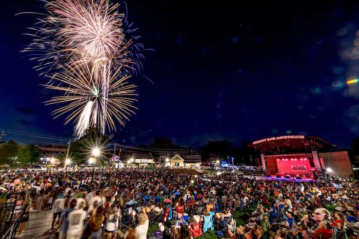 una multitud enorme en un espectáculo de fuegos artificiales