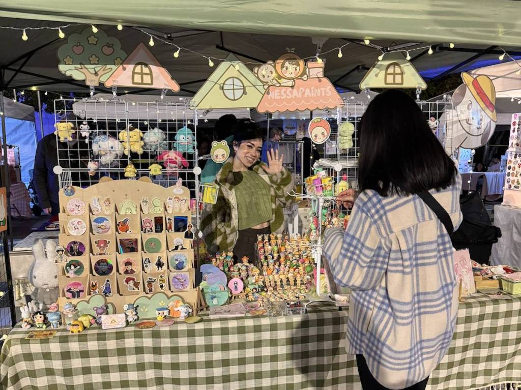a cute trinket pop up stand