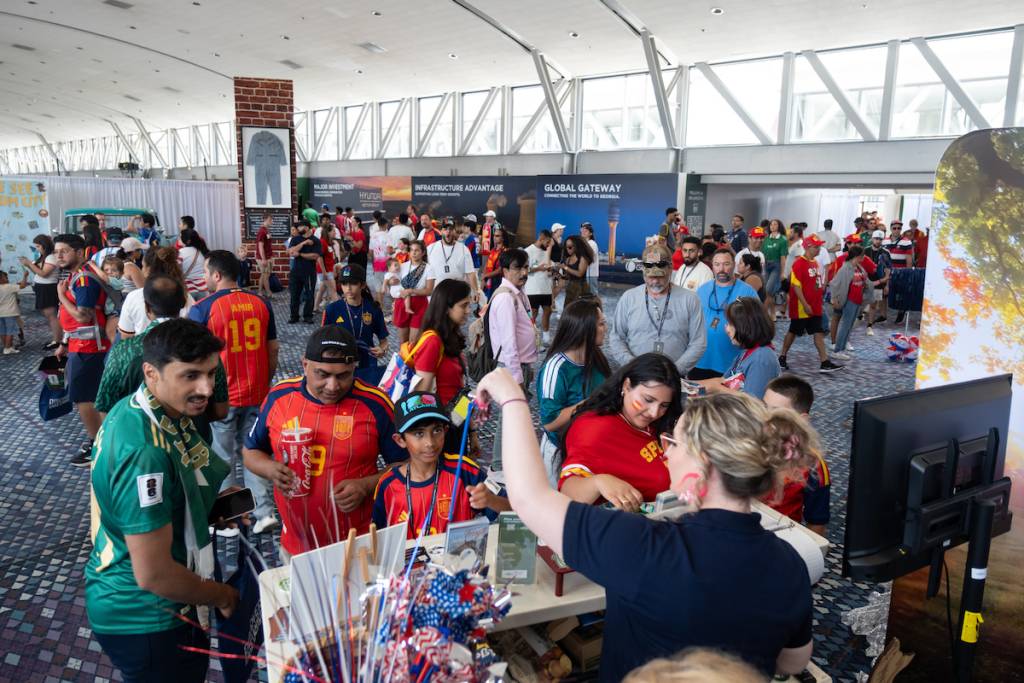 Una multitud recorre la exposición «Georgia, The Whole Day» en el Georgia World Congress Center de Atlanta el domingo 21 de junio de 2026. Foto de Ben Gray ben@bengray.com