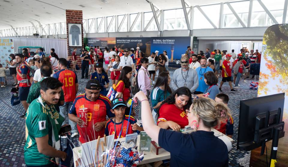 Esta experiencia gratuita en Atlanta, con aire acondicionado, lleva a los visitantes a descubrir las vistas, los sonidos y el espíritu emblemáticos del «Estado del Melocotón», a solo unos pasos del FIFA Fan Festival™: exposiciones inmersivas inspiradas en Georgia, melocotones frescos de Georgia, bebidas típicas de Georgia y mucho más.