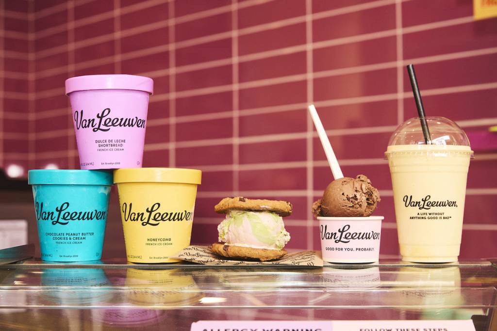 pintas de helado y galletas de chocolate