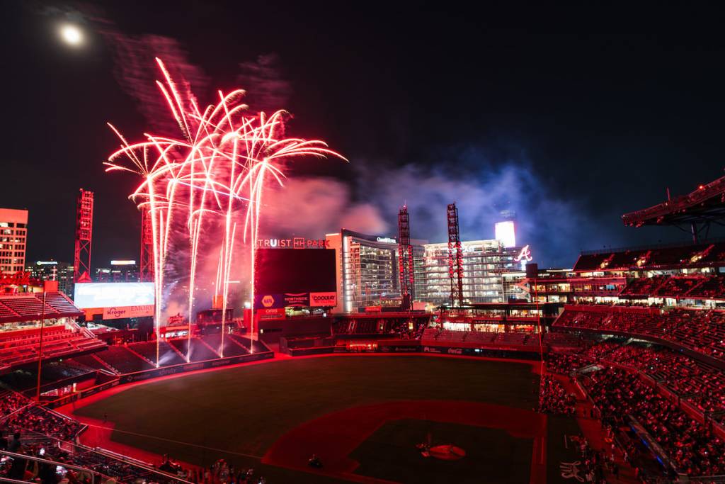 ATLANTA, GEORGIA - 5 de septiembre: Fuegos artificiales de la Lotería de Georgia tras el partido contra los Seattle Mariners en el Truist Park el viernes 5 de septiembre de 2025 en Atlanta, Georgia. (Foto de Jack Casey/Atlanta Braves/Getty Images)