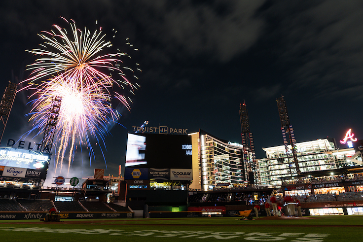 ATLANTA, GEORGIA - 27 DE MARZO: Fuegos artificiales de la Lotería de Georgia el viernes por la noche tras el partido contra los Kansas City Royals en el Truist Park el 27 de marzo de 2026 en Atlanta, Georgia. (Jack Casey/Atlanta Braves/Getty Images)