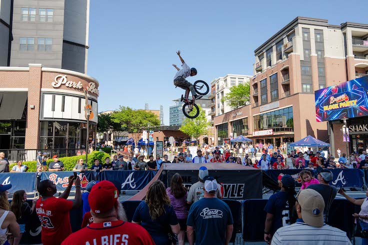 ATLANTA, GEORGIA - 11 DE ABRIL: Fiesta «Braves Block Party» antes del partido contra los Cleveland Guardians en el Truist Park el 11 de abril de 2026 en Atlanta, Georgia. (Foto de Matthew Grimes Jr./Atlanta Braves/Getty Images)