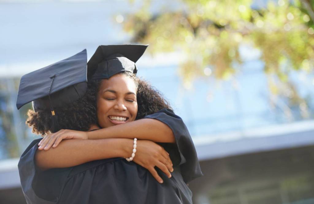 dos graduados abrazándose