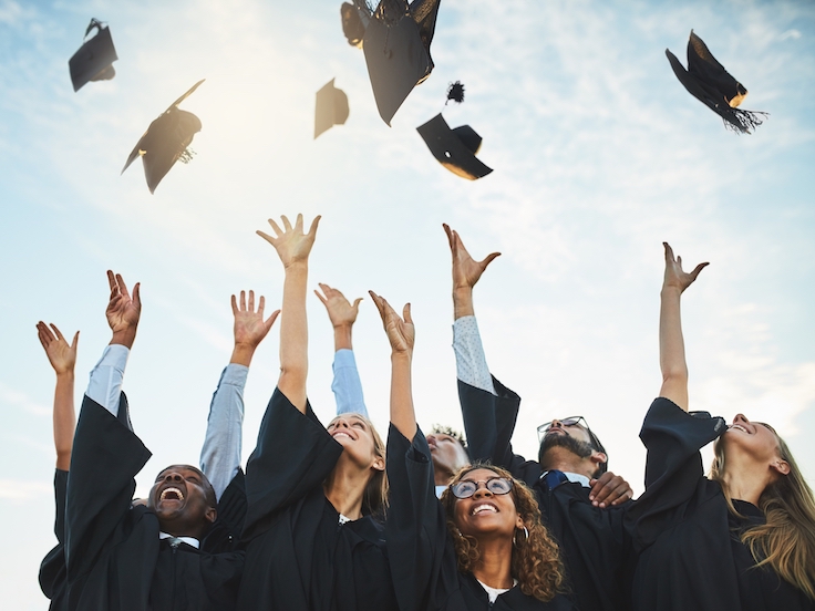 Estudiantes, graduación y birretes lanzados al aire con alegría, logros universitarios, ceremonias o gente emocionada. Ambiente académico, objetivos y finalización de la carrera, éxito educativo y celebración de la excelencia