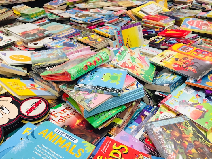 Yakarta, Indonesia - 5 de mayo de 2024: Pila de libros infantiles en una feria del libro
