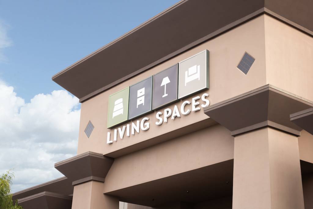 Monrovia, California, Estados Unidos - 2 de diciembre de 2019: Vista del letrero de la fachada de la cadena de tiendas de muebles conocida como Living Spaces.