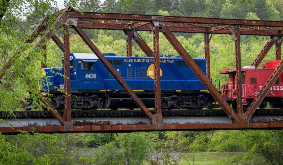 Este acogedor «Trick or Treat Train» te lleva a una aventura otoñal por las montañas del norte de Georgia la noche de Halloween: un recorrido de ida y vuelta de 26 millas entre una naturaleza preciosa, ríos serpenteantes y una rica fauna.
