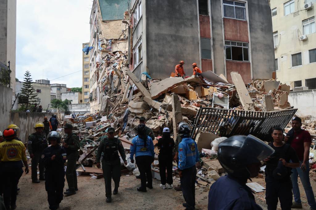 CARACAS, VENEZUELA - 25 DE JUNIO: La gente y los equipos de rescate trabajan entre los escombros de un edificio derrumbado en la Avenida Los Proceres tras el terremoto de magnitud 7,2 que sacudió Venezuela y otras regiones del Caribe el 25 de junio de 2026 en Caracas, Venezuela. Según el Servicio Geológico de Estados Unidos (USGS), al terremoto principal le siguió una réplica de magnitud 7,5 menos de un minuto después. El número de víctimas ha subido a 164 y hay más de mil heridos.