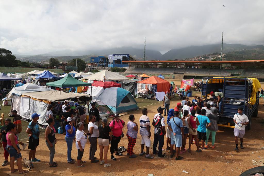 CARACAS, VENEZUELA - JUNE Damnificados están ubicados en el estadio de beisbol Cesar Nieves de Catia La Mar, estado La Guaira (Photo by Edilzon Gamez/Getty Images)CARACAS, VENEZUELA - JUNE Damnificados están ubicados en el estadio de beisbol Cesar Nieves de Catia La Mar, estado La Guaira (Photo by Edilzon Gamez/Getty Images)