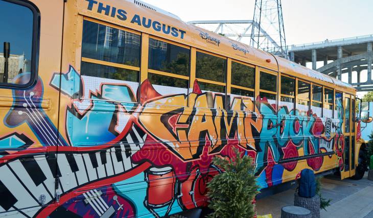Disney anuncia que su nostálgica gira en autobús «All Roads Lead to Camp» hará parada en Atlanta antes del estreno de «Camp Rock 3»: desde sesiones de fotos al estilo «Disney Knees» hasta merchandising exclusivo de «Camp Rock» y mucho más