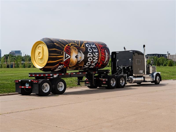 un «tallboy» gigantesco en la plataforma de un camión de gran tonelaje