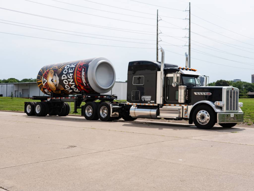 un «tallboy» gigantesco en la plataforma de un camión de gran tonelaje