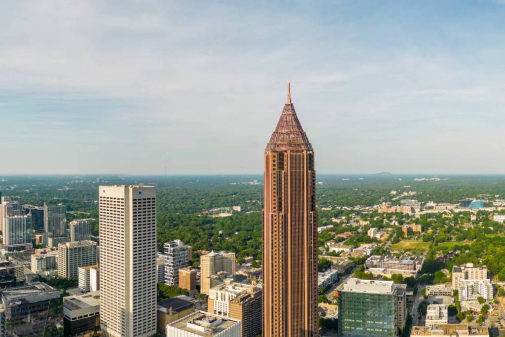 El edificio del Bank of America en Atlanta en un día claro y soleado