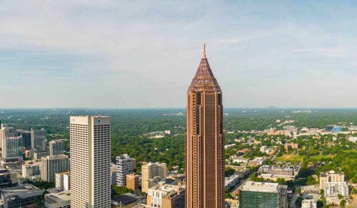 El edificio más alto de Atlanta podría contar con una plataforma de observación, lo que lo convertiría en una de las pocas plataformas públicas importantes del sureste — una gran noticia para el Bank of America Plaza de Atlanta, en Midtown