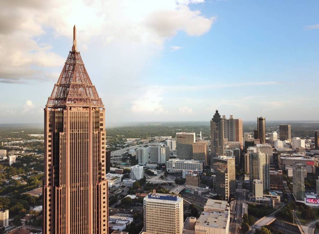 El edificio del Bank of America en Atlanta en un día claro y soleado