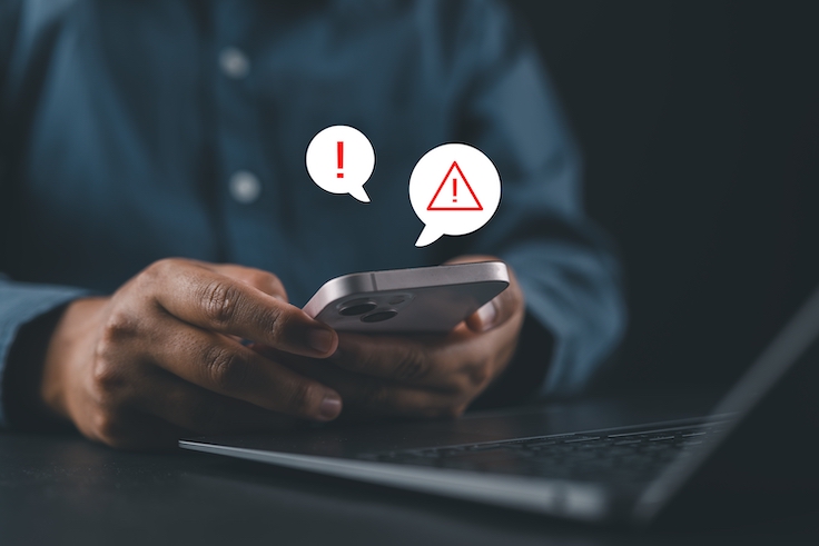 Amenaza de ciberseguridad por alertas falsas de correo electrónico y SMS en el móvil, con iconos rojos de advertencia que indican mensajes de phishing, riesgo de robo de identidad y fraude en línea dirigido a los usuarios de móviles