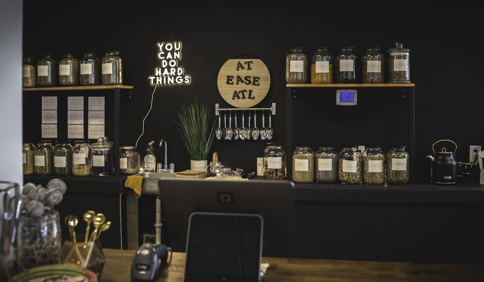 Esta herboristería y cafetería especializada en tés, regentada por una mujer negra, está llevando el bienestar natural a Atlanta — y tienen una nueva tienda física, por tiempo limitado, en Sweet Auburn
