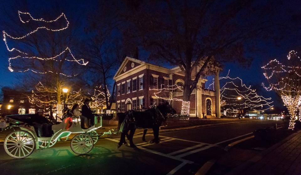 Este encantador pueblecito, a solo 75 minutos de Atlanta, acoge una convención de Hallmark de tres días repleta de estrellas: «Christmas in a Small Town» en julio — con invitados famosos, actividades temáticas y mucha alegría navideña