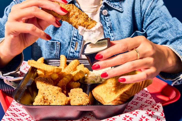 mujer comiendo en Zaxby's