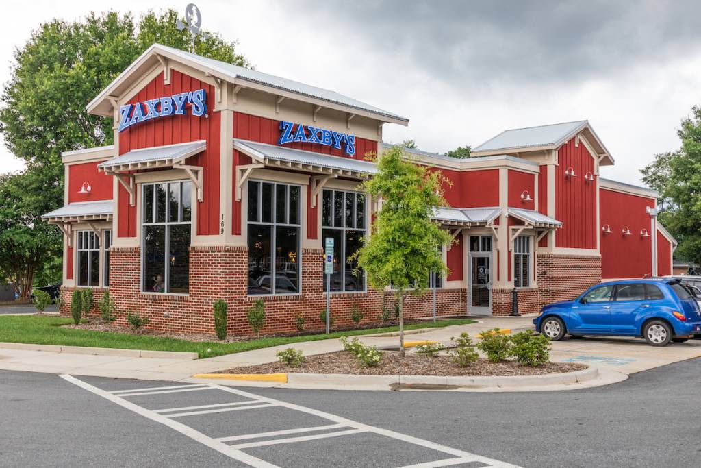 STATESVILLE, CAROLINA DEL NORTE, EE. UU. – 19 DE JUNIO DE 2019: Zaxby's es una cadena de restaurantes de comida rápida que vende alitas de pollo, tiras de pollo, bocadillos y ensaladas en más de 800 locales, principalmente en el sur de EE. UU.