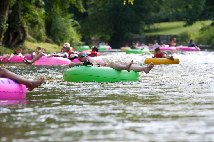 HELEN, GEORGIA - 24 DE AGOSTO: La gente disfruta bajando en flotador por el río Chattahoochee, en el norte de Georgia, en una cálida tarde de verano, el 24 de agosto de 2013 en Helen, Georgia. Cientos de personas bajaron por el río en flotador.