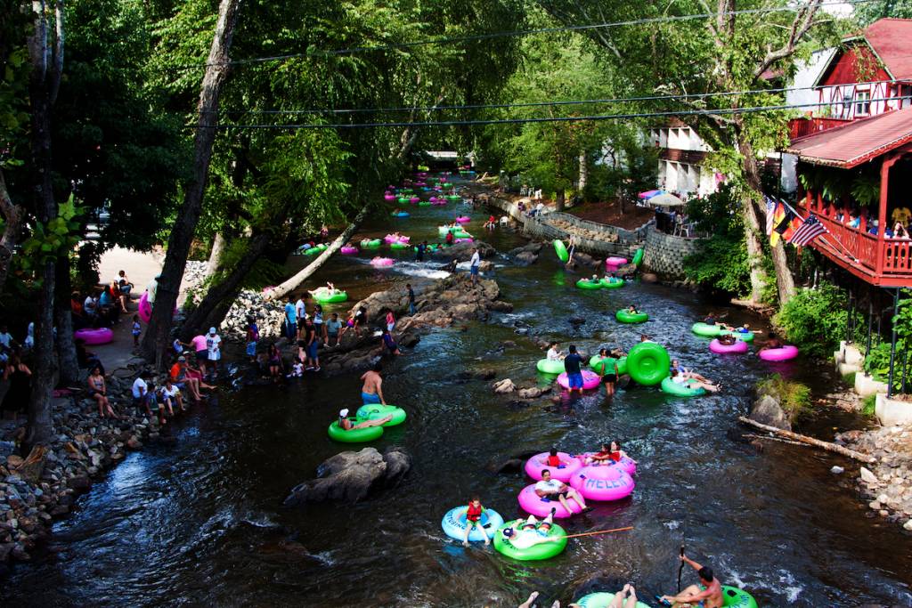 Helen, Georgia, EE. UU. - 31 de agosto de 2014: Turista descendiendo en flotador por el tranquilo río Chattahoochee en Alpine Helen, Georgia.