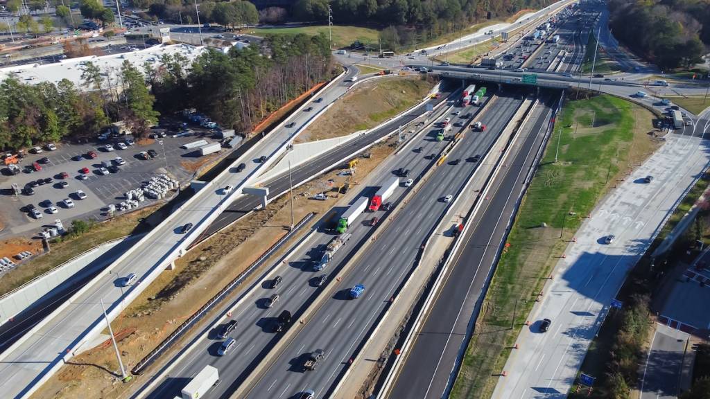 Tráfico intenso a lo largo de la autopista I-285 (la Perimeter) con una vía de servicio en obras y un desvío cerca de Ashford Dunwoody, en el centro de Atlanta, Georgia, EE. UU. Vista aérea de una moderna infraestructura de varios carriles.