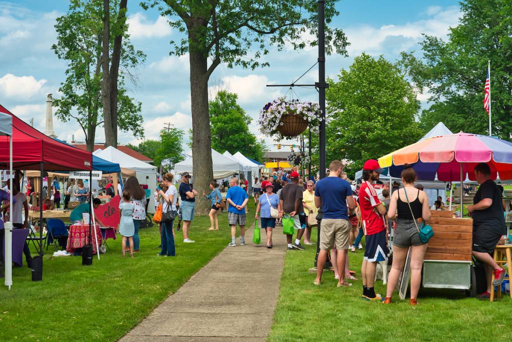 TWINSBURG, OHIO - 9 DE JUNIO DE 2018: Los visitantes se reúnen alrededor de los puestos de «A Taste of Twinsburg», un festival culinario y artístico al aire libre que se celebra un sábado de verano en la plaza del pueblo.