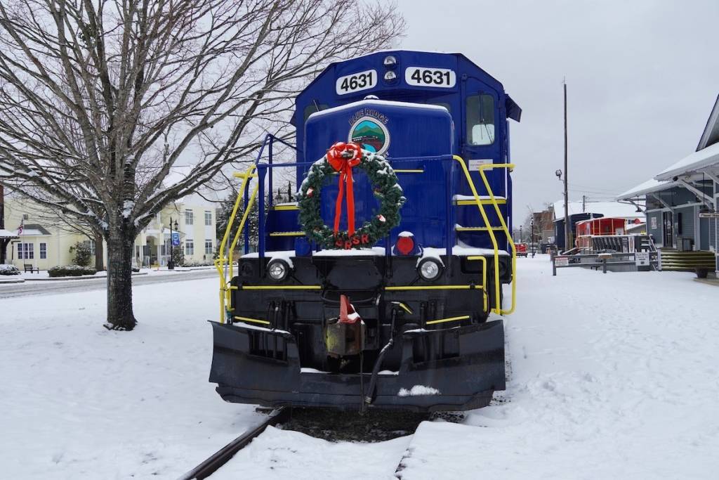 un tren azul en la nieve