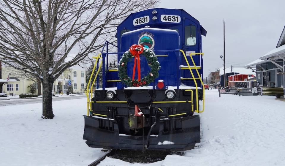 Este acogedor viaje en el tren «Holiday Express», a solo una hora y media de Atlanta, lleva a los pasajeros por un impresionante recorrido a través de las montañas del norte de Georgia: chocolate caliente, cascabeles, música navideña y la oportunidad de ver a Papá Noel.