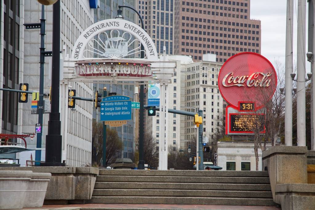 Atlanta, Georgia, Estados Unidos - 27 de febrero de 2017: El distrito histórico de Underground Atlanta, dedicado al arte, el entretenimiento y las compras, en el centro de Atlanta, Georgia, Estados Unidos
