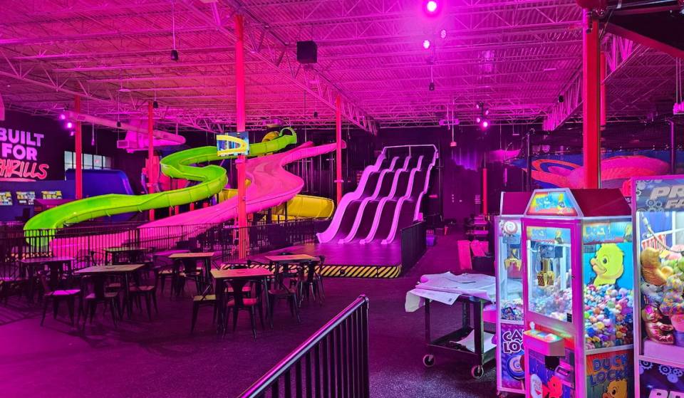 El enorme parque de toboganes y actividades cubierto Slick City de Georgia ya está abierto: toboganes de alta velocidad que te llenan de adrenalina, trapecio, una pista de deportes aéreos y mucho más, a solo 30 minutos de Atlanta