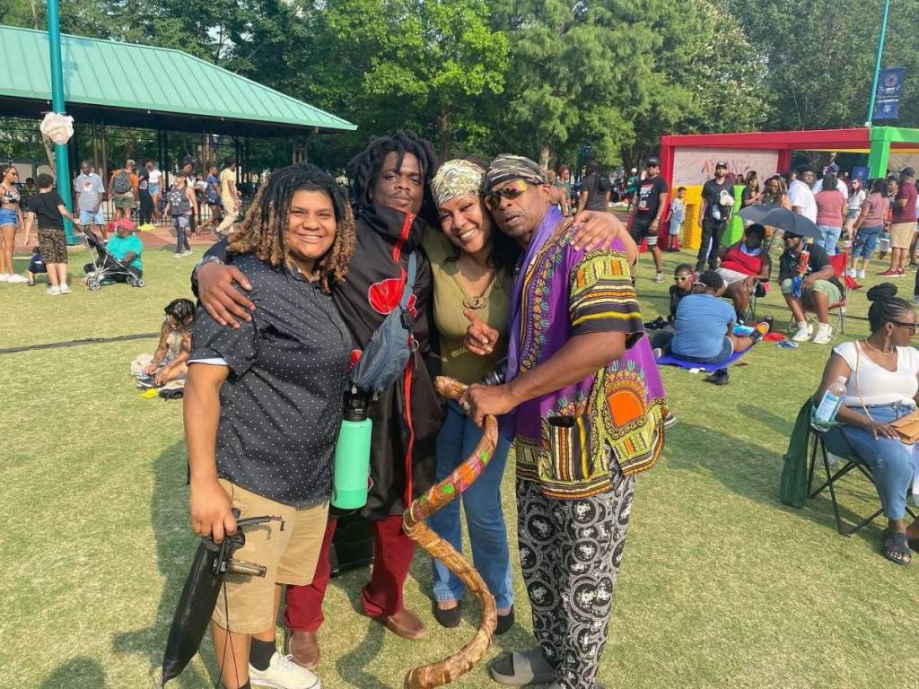 un grupo de afroamericanos en un festival