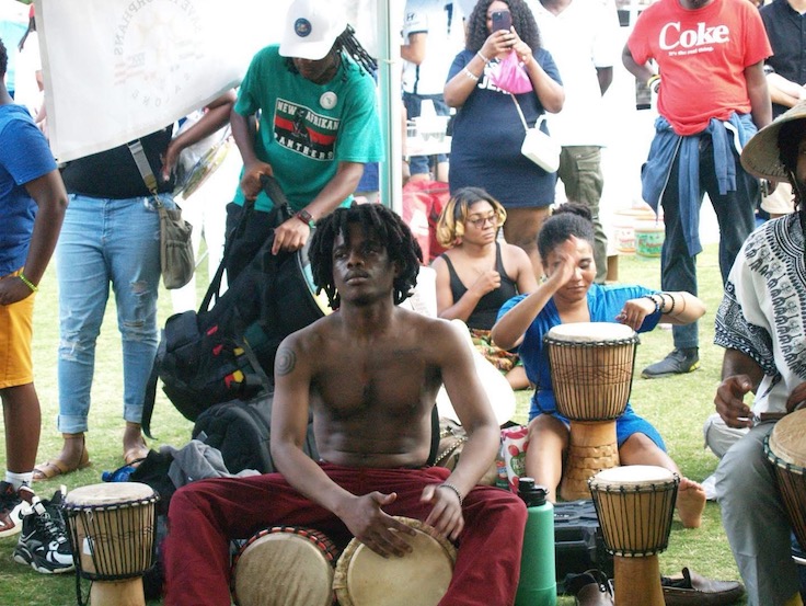 un grupo de afroamericanos en un festival
