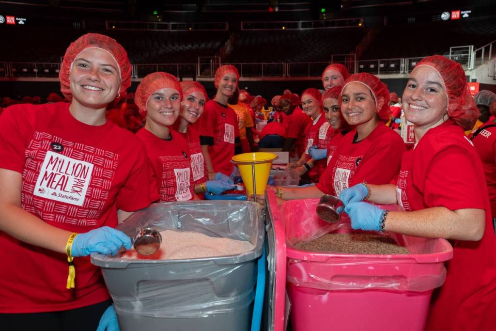 un evento a gran escala de empaquetado de comida en Atlanta, en el State Farm Arena, con los ATL Hawks