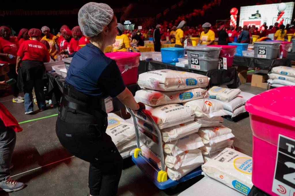 un evento a gran escala de empaquetado de comida en Atlanta, en el State Farm Arena, con los ATL Hawks