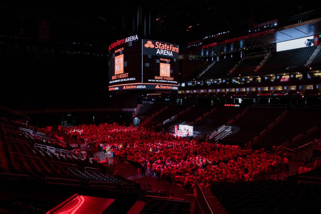 un evento a gran escala de empaquetado de comida en Atlanta, en el State Farm Arena, con los ATL Hawks
