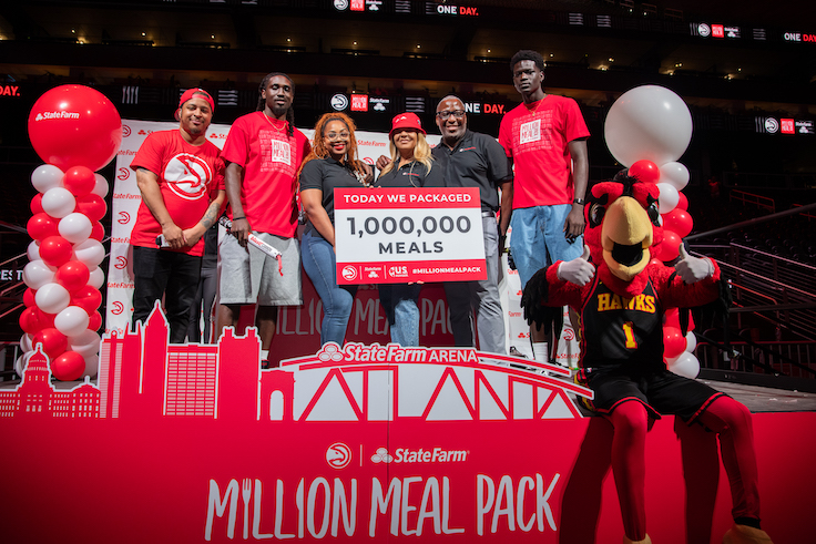 un evento a gran escala de empaquetado de comida en Atlanta, en el State Farm Arena, con los ATL Hawks