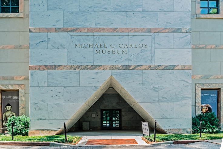 Atlanta, Georgia, EE. UU. - 8 de julio de 2014: En la imagen se ve la entrada al Museo Michael C. Carlos, en la Universidad Emory de Atlanta, Georgia. El museo se fundó en 1876.
