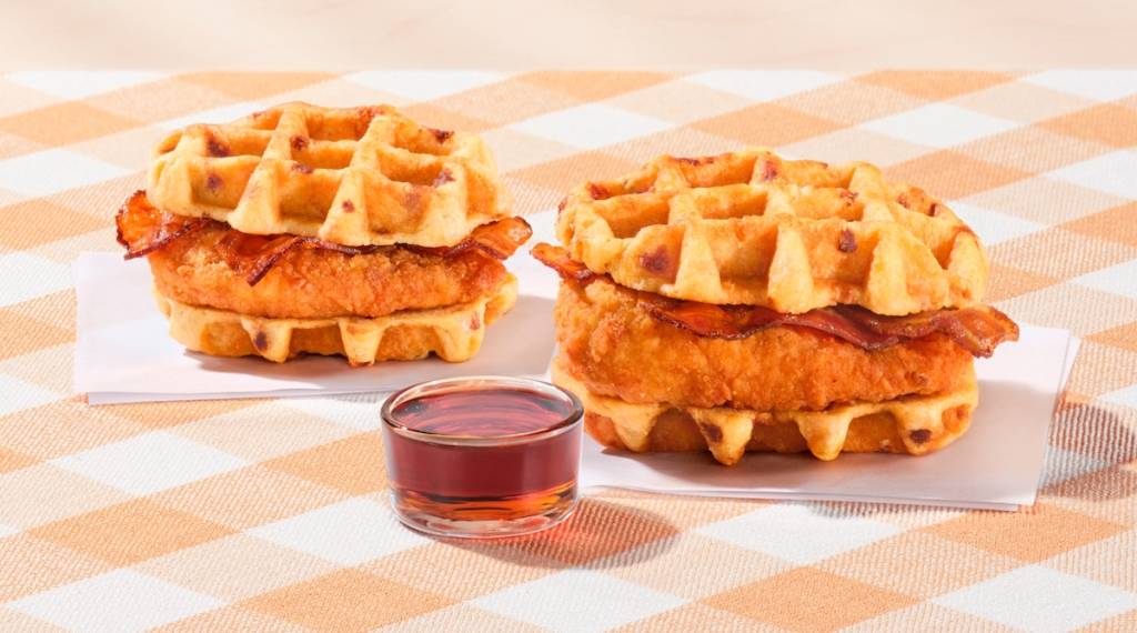 sándwich de pollo y gofres