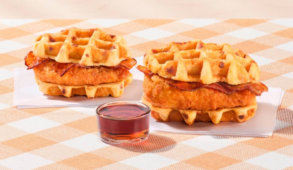 Chick-fil-A estrena un nuevo sándwich de pollo y gofres, junto con dos nuevas bebidas inspiradas en los s’mores, por tiempo limitado este otoño. Esto es lo que tienes que saber