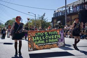 Uno de los 10 «mejores eventos de Halloween» de EE. UU., el Festival y Desfile de Halloween de Little 5 Points, de dos días de duración, vuelve a Atlanta este octubre con una nueva temática espeluznante: más de 100 puestos de arte, concursos de disfraces, una rave en la Cueva del Murciélago y mucho más.