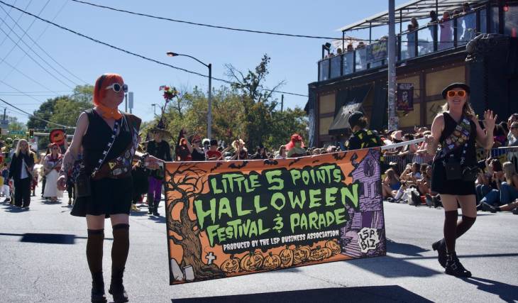 Uno de los 10 «mejores eventos de Halloween» de EE. UU., el Festival y Desfile de Halloween de Little 5 Points, de dos días de duración, vuelve a Atlanta este octubre con una nueva temática espeluznante: más de 100 puestos de arte, concursos de disfraces, una rave en la Cueva del Murciélago y mucho más.