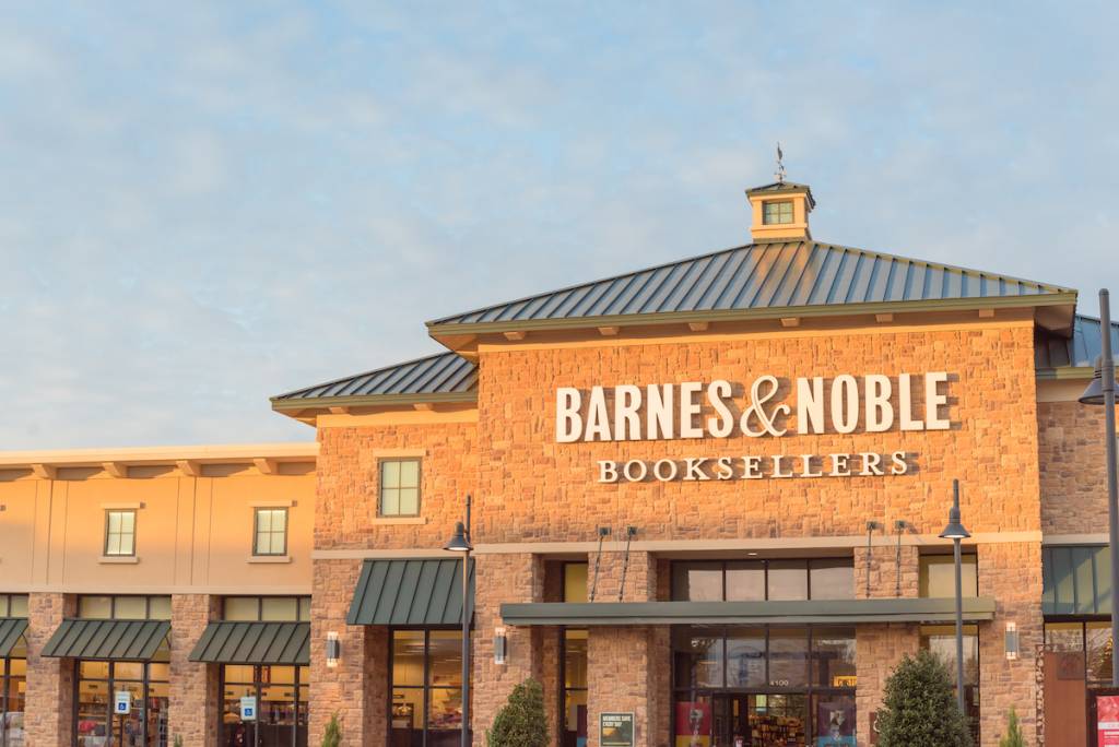 FLOWER MOUND, TX, EE. UU. – 5 de diciembre de 2019: Fachada de la entrada de la tienda de Barnes & Noble al atardecer. Una librería estadounidense, empresa de la lista Fortune 1000 con el mayor número de puntos de venta en EE. UU.