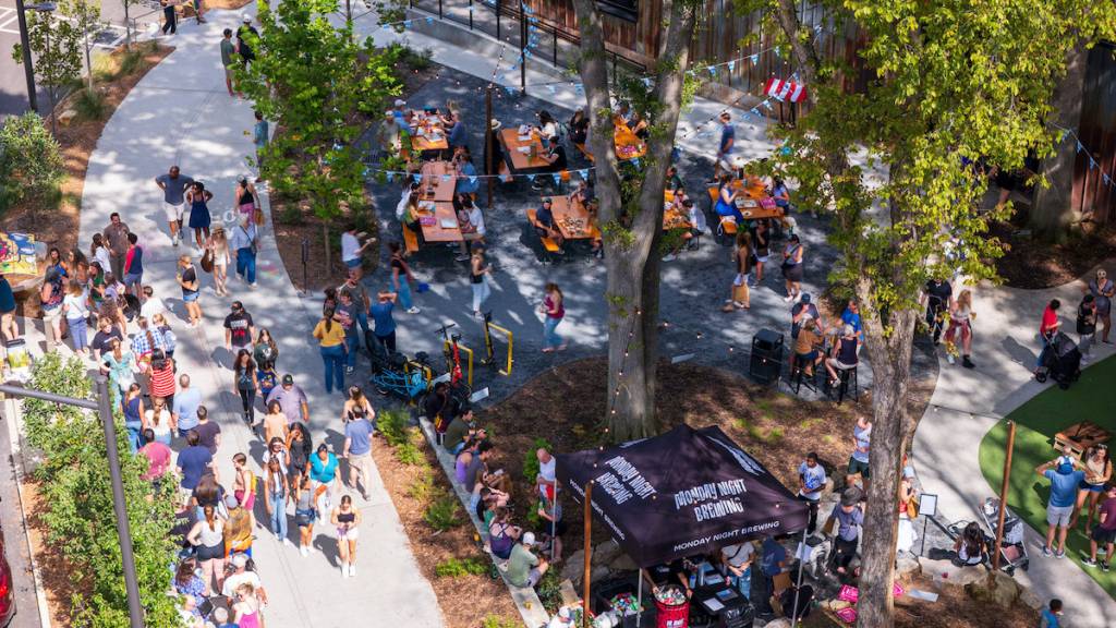 un enorme festival al aire libre